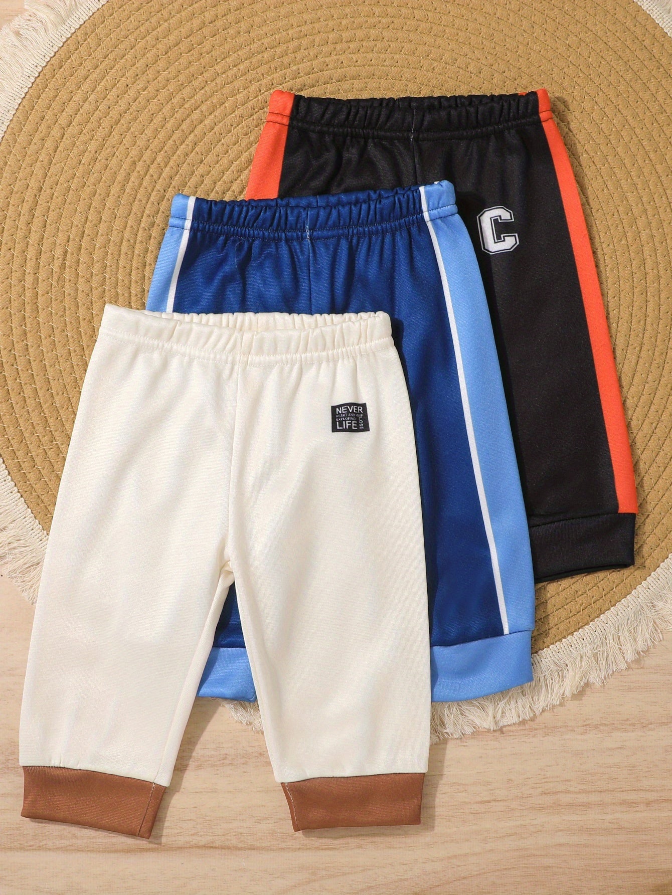 A 6pcs Set of Autumn And Winter Clothing for Baby Boys, Featuring a Stylish Color-Block Print Pullover, Long-Sleeve Round-Neck Sweatshirt, And Sweatpants. This Outfit Makes a Great Gift And Is Perfect for Outdoor Wear