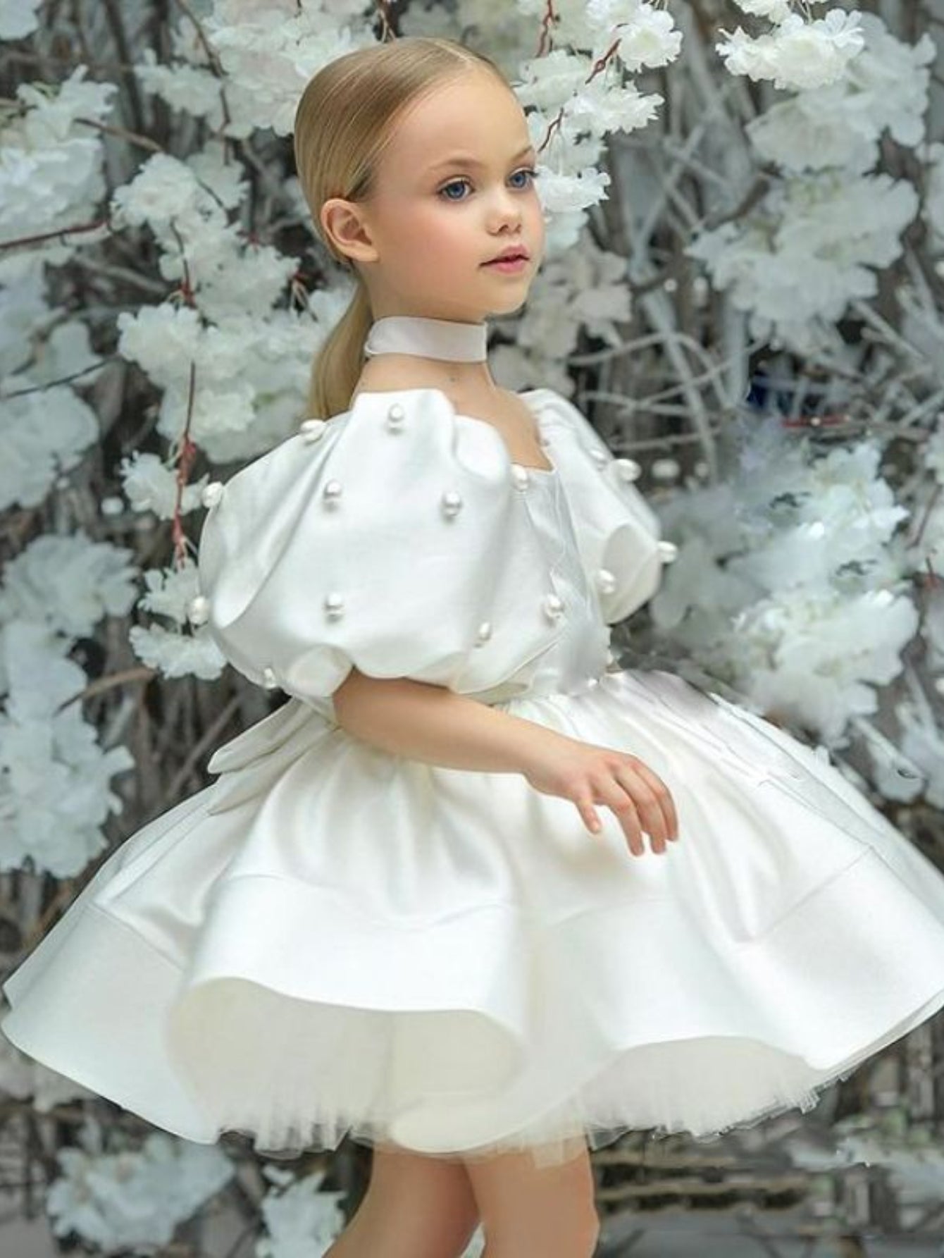 Girls' Elegant White Fluffy Yarn Princess Dress with Ruffled Neckline & A-Line Silhouette - Layered Tulle Skirt, Fitted Bodice & Bow Accent - Formal Evening Party Wedding Performance Outfit for Flower Girl, Hostess - Summer S