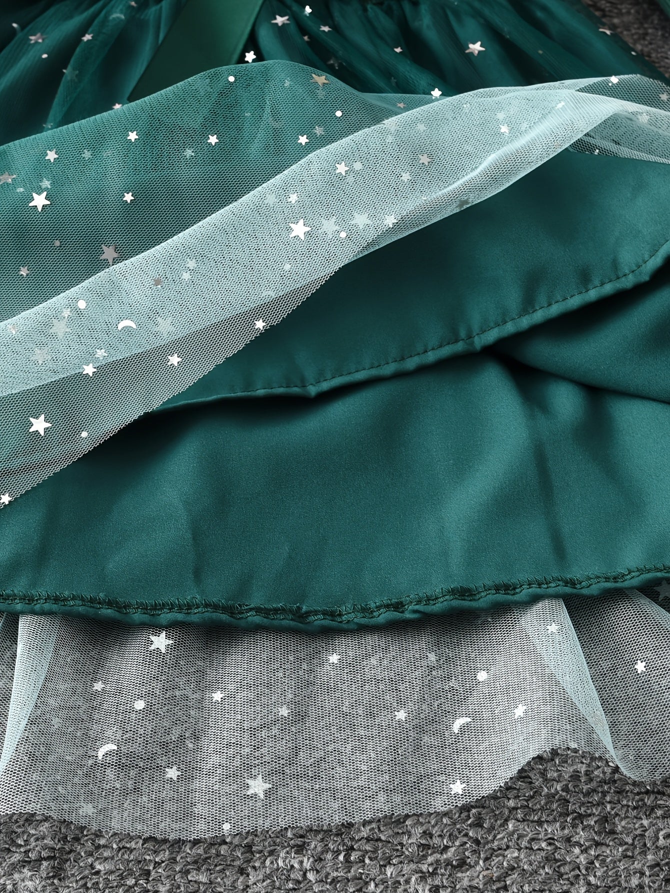 A Little Dress Featuring Star Sequins with Striped Patchwork And a Gradient Tulle Design, Complete with a Belt And Bow. This Cute And Casual Long-Sleeve Dress Is Perfect for Everyday Wear in Spring And Autumn, As Well As for