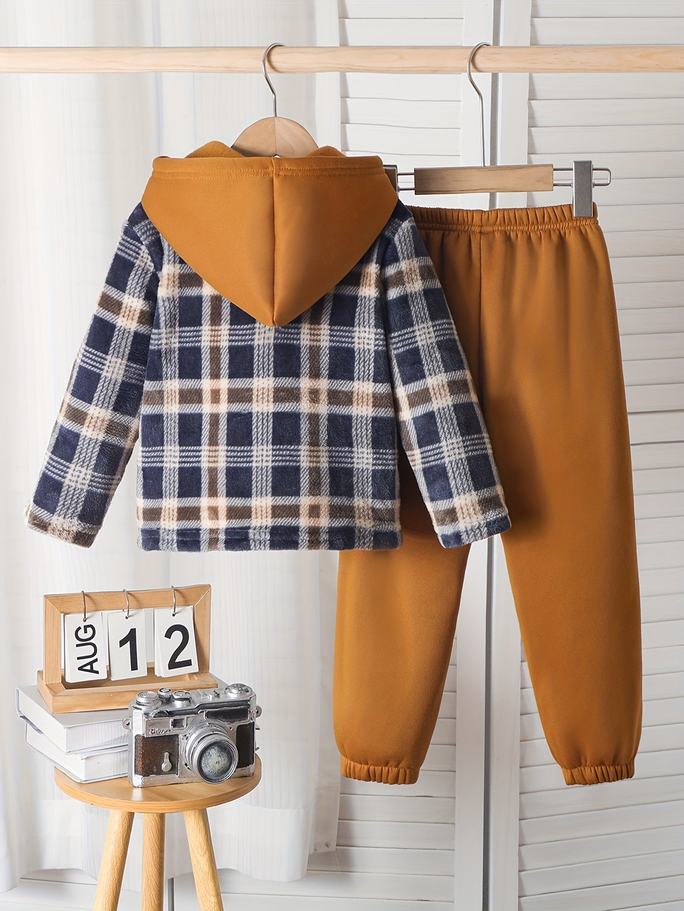 A Two-Piece Set for Boys Featuring a Reversible Plaid Fleece Hooded Cardigan And Knitted Brushed Sweatshirt Pants, Perfect for Autumn And Winter, Offering And Warmth for Casual Outdoor Wear, for Outdoor, Winter Clothing, Casu