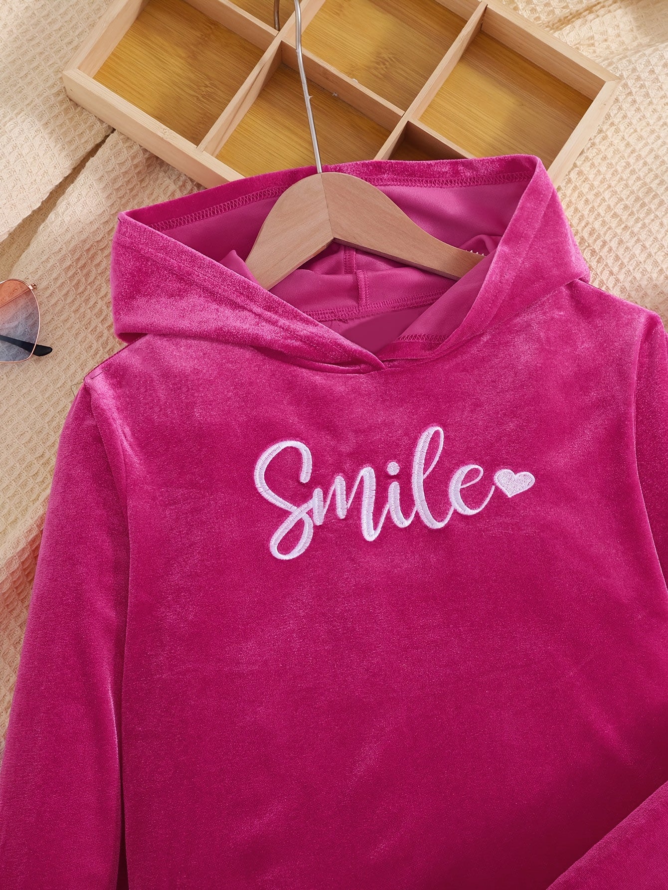 [Golden Velvet Girls' Set] Golden Velvet Girls' Autumn/Winter Set | Hooded Sweatshirt & Wide-Leg Pants | Soft, Smooth, Glossy | Loose-Fit Comfortable | White "Smile" Lettering & Heart Patterns | Everyday Outfits