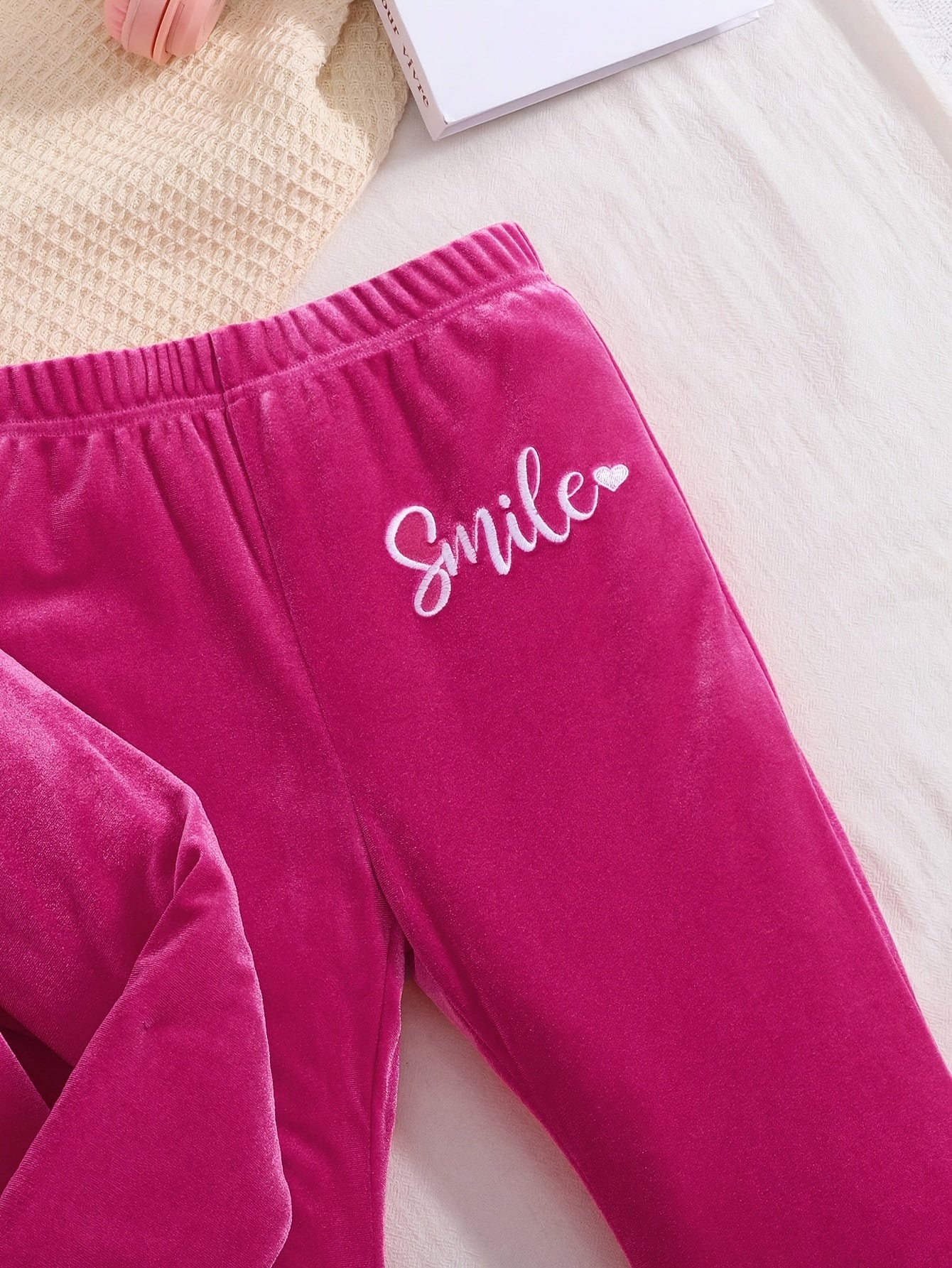 [Golden Velvet Girls' Set] Golden Velvet Girls' Autumn/Winter Set | Hooded Sweatshirt & Wide-Leg Pants | Soft, Smooth, Glossy | Loose-Fit Comfortable | White "Smile" Lettering & Heart Patterns | Everyday Outfits