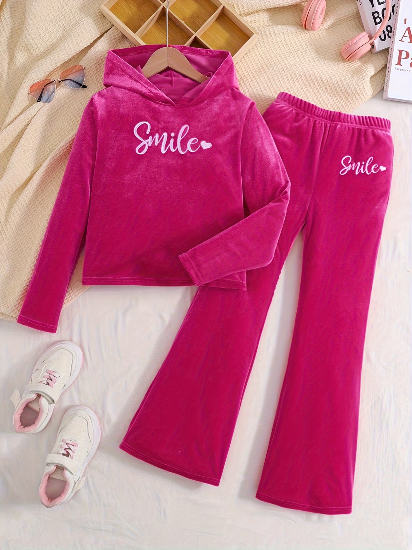 [Golden Velvet Girls' Set] Golden Velvet Girls' Autumn/Winter Set | Hooded Sweatshirt & Wide-Leg Pants | Soft, Smooth, Glossy | Loose-Fit Comfortable | White "Smile" Lettering & Heart Patterns | Everyday Outfits
