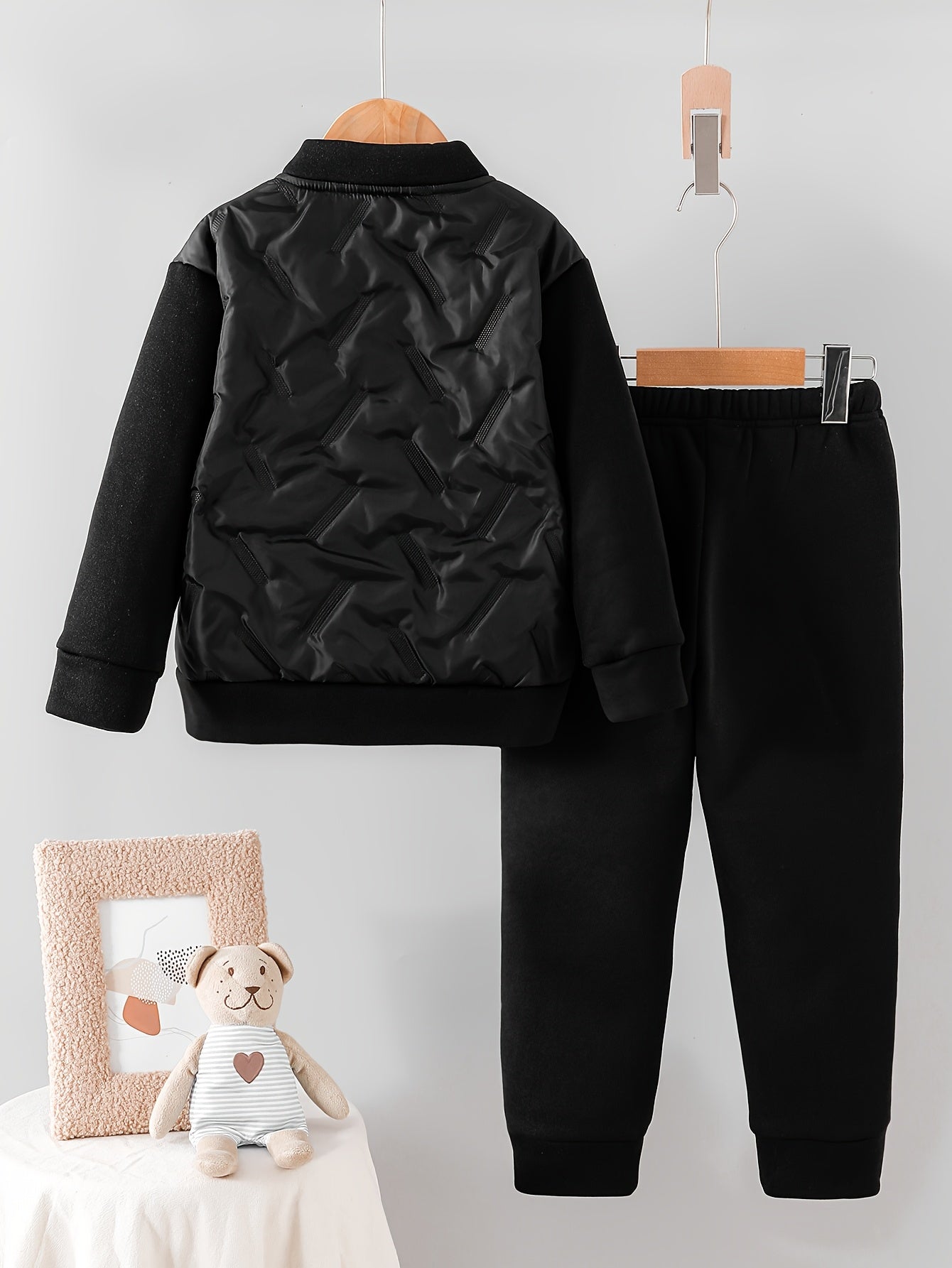 Boys' Autumn and Winter New Classic Simple Black Zip-Up Jacket with Fleece Lining Thickened Warm Top, Fashionable Casual Versatile Comfortable Leisure Sports Pants 2pcs Set, Perfect for Outdoor