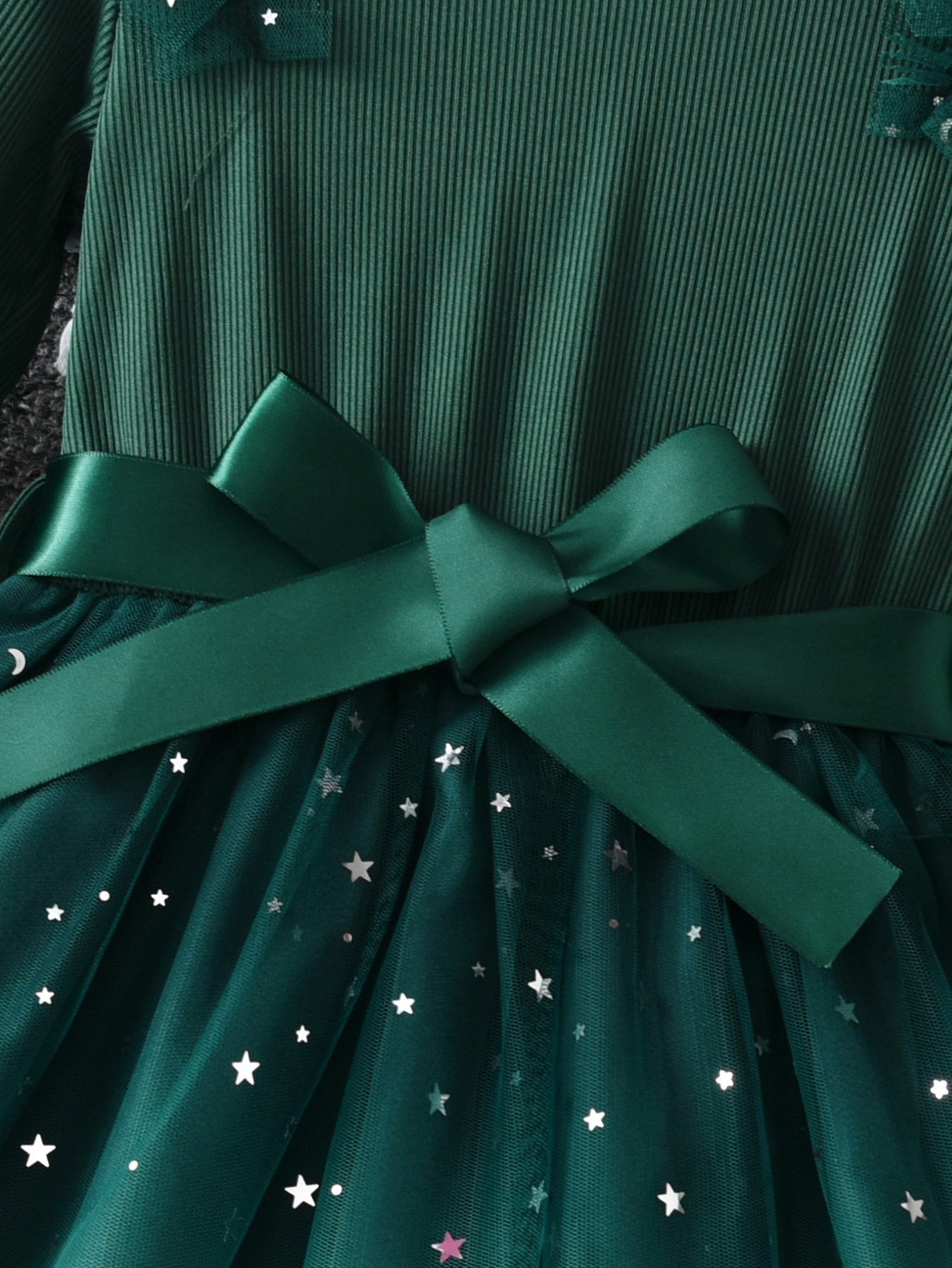 A Little Dress Featuring Star Sequins with Striped Patchwork And a Gradient Tulle Design, Complete with a Belt And Bow. This Cute And Casual Long-Sleeve Dress Is Perfect for Everyday Wear in Spring And Autumn, As Well As for