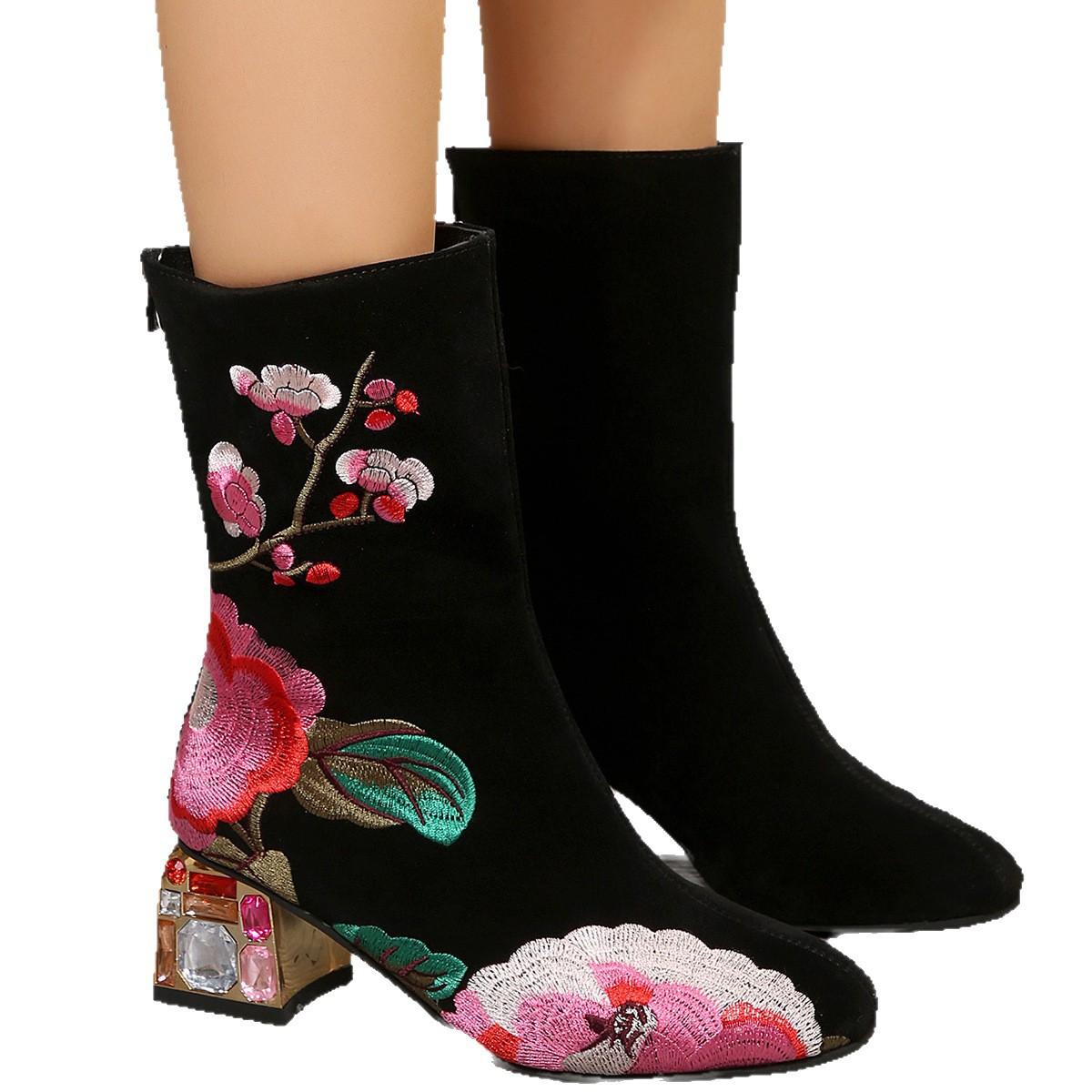 Newly Available for The Autumn And Winter of 2025, These Embroidered Mid-Heel Leather Boots for Women Come in Large Sizes And Feature a Slip-On Design with a Chunky Heel.