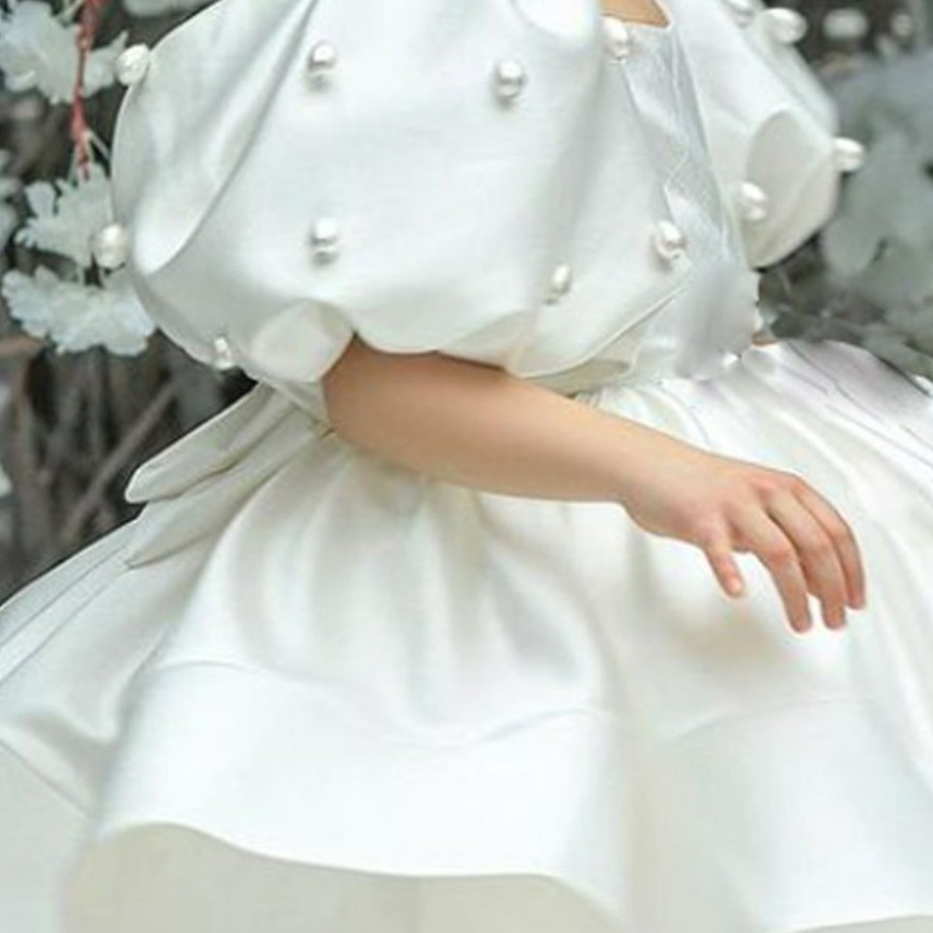 Girls' Elegant White Fluffy Yarn Princess Dress with Ruffled Neckline & A-Line Silhouette - Layered Tulle Skirt, Fitted Bodice & Bow Accent - Formal Evening Party Wedding Performance Outfit for Flower Girl, Hostess - Summer S